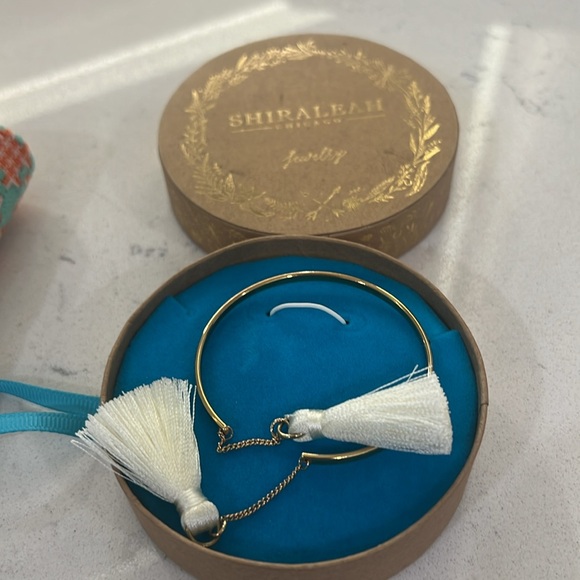 🐿️ 5 for $20 (any jewelry w squirrel)
Gold Bangle w Ivory Tassels about 5 1/2-6 - Picture 7 of 7